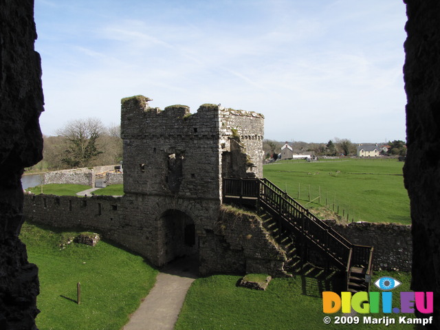 SX03189 Tudor gatehouse from castle